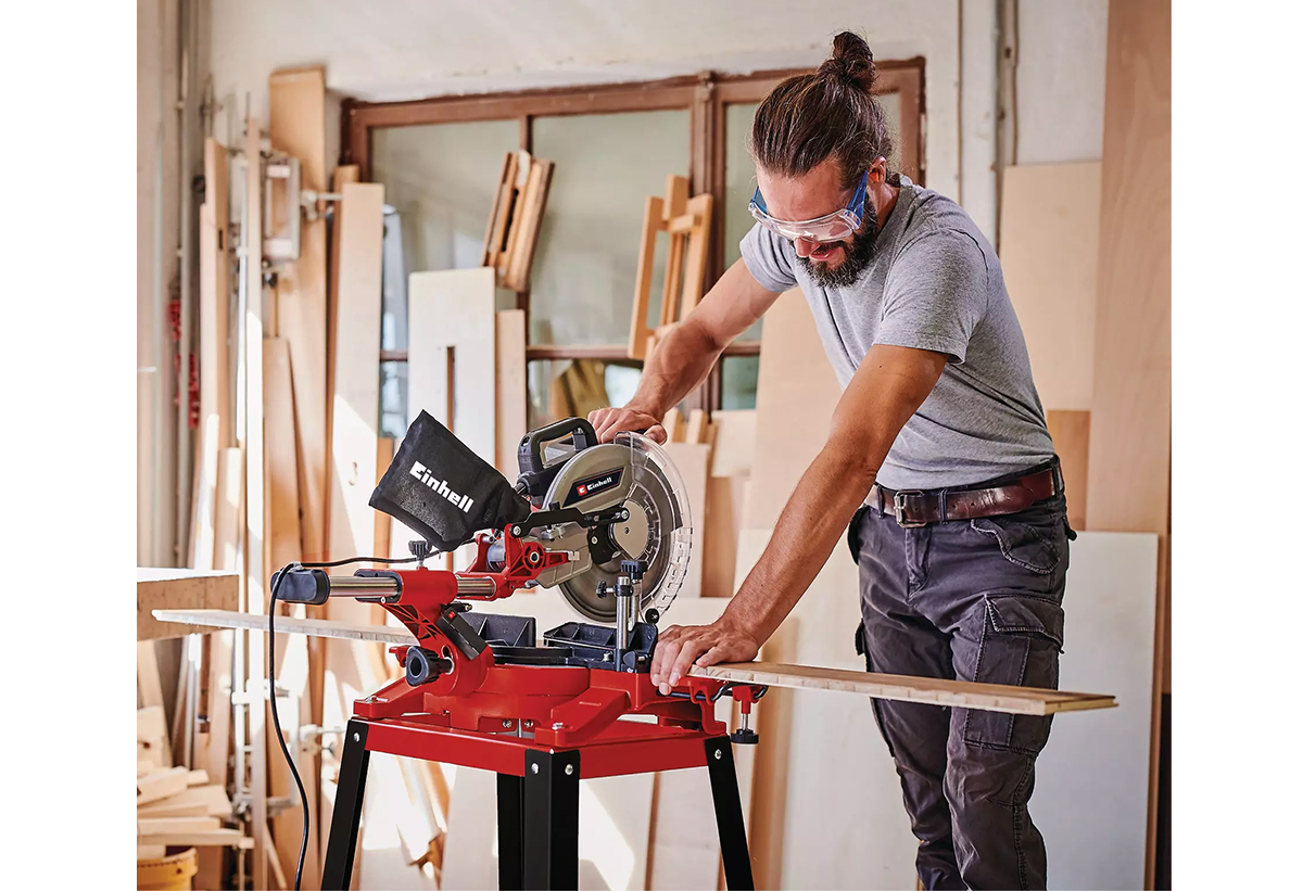 Απεικονίζεται άνδρας να χρησιμοποιεί το φαλτσοπρίονο σε εργαστήριο.